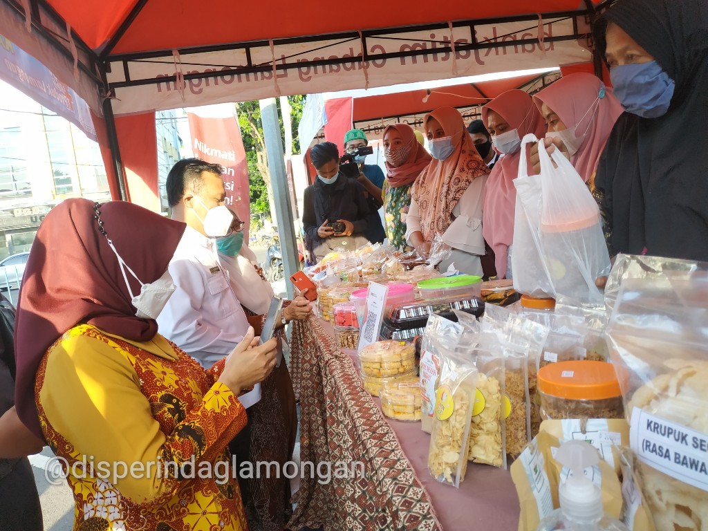 Ibu Anis Yuhronur Efendi didampingi Kepala Disperindag Lamongan M. Zamroni saat meninjau stand Bazar Ramadhan
